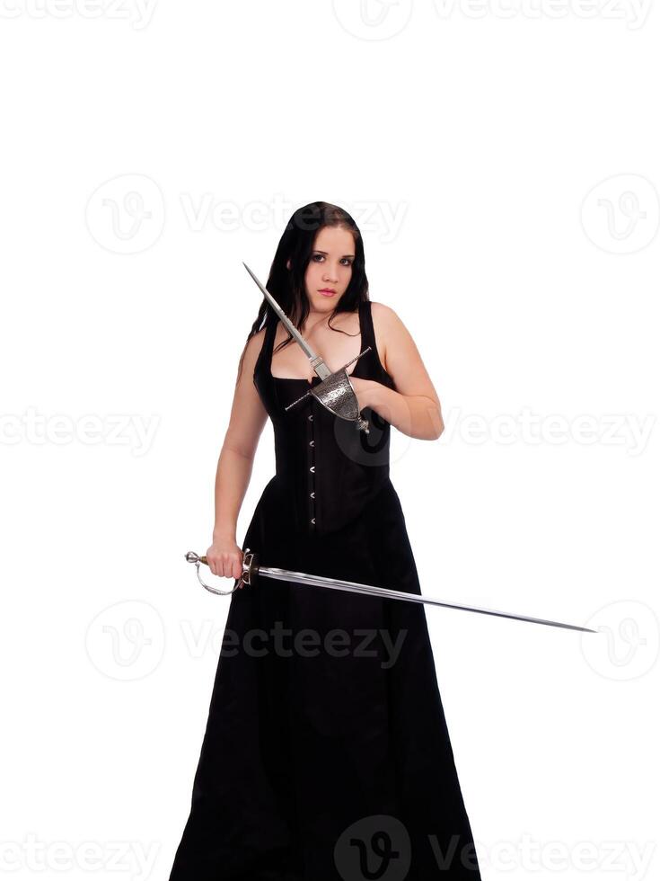 caucasian kvinna i svart klänning och korsett med dolk och svärd foto