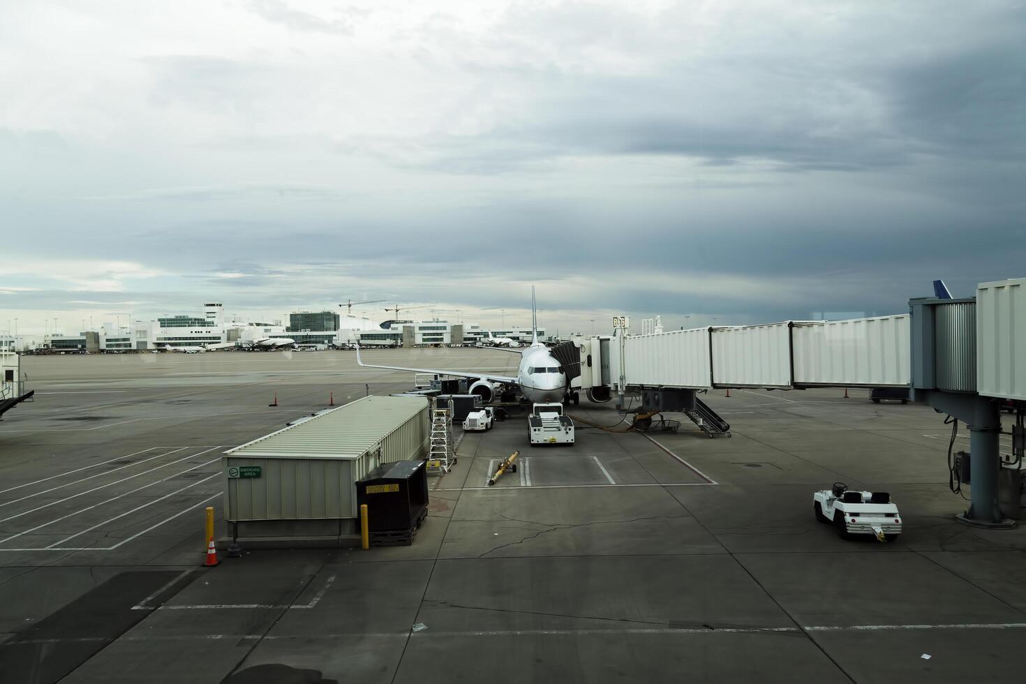 denver, co, 2014 - kommersiell jet på terminal internationell flygplats foto