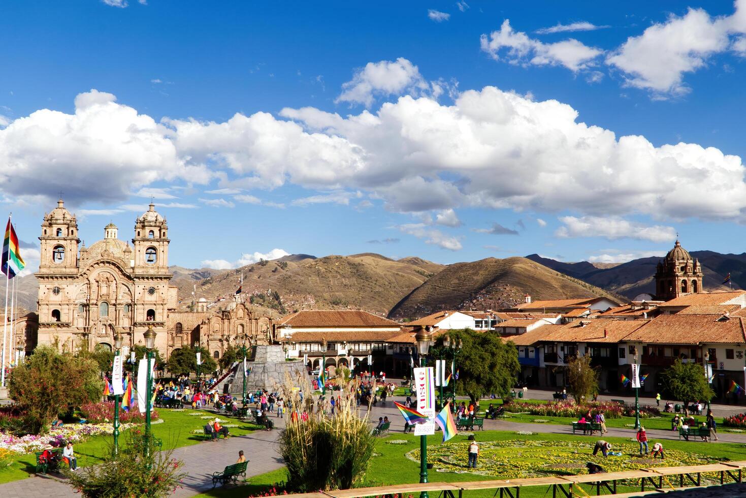 cusco, peru, 2015 - torg de armas söder Amerika med blå himmel moln foto
