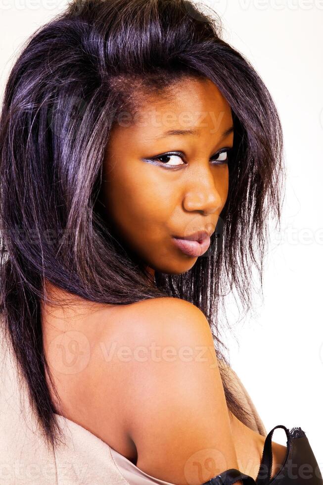 attraktiv afrikansk amerikan kvinna ser över bar axel foto