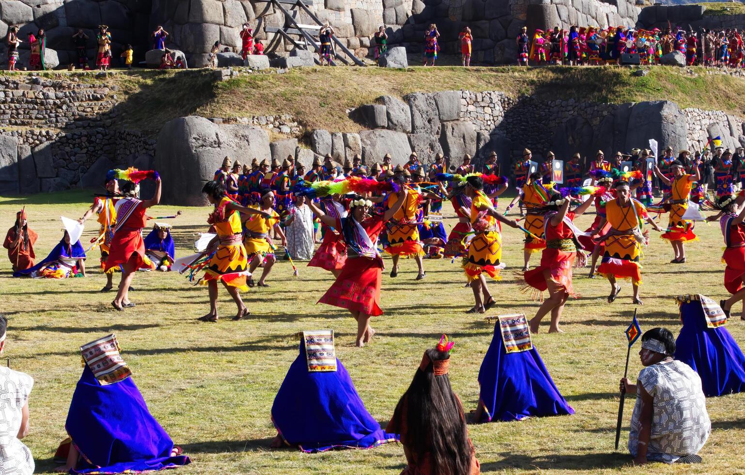 cusco, peru, 2015 - män och kvinnor dans inti raymi festival söder Amerika foto