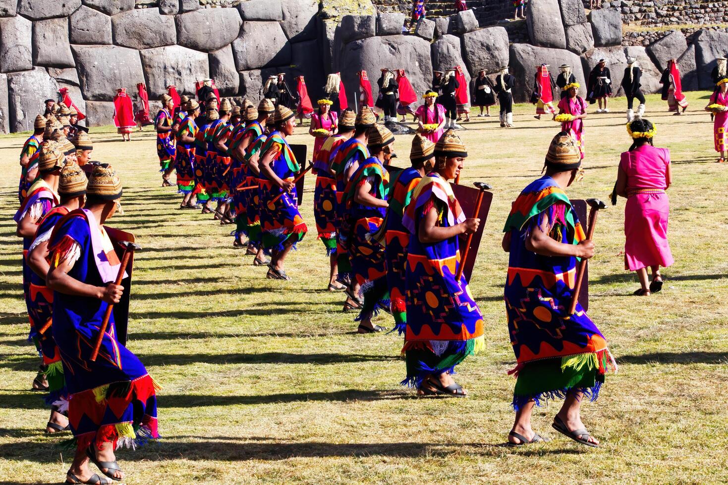 cusco, peru, 2015 - inti raymi festival söder Amerika män kostym foto