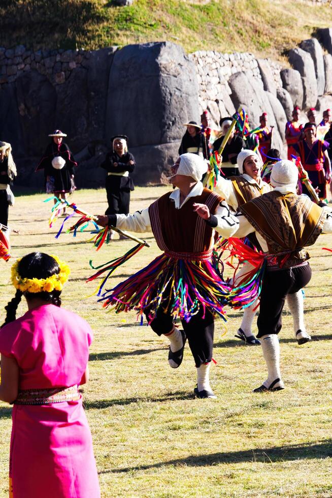cusco, peru, 2015 - i det raymi festival söder amerikan män dans foto
