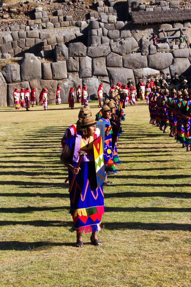 cusco, peru, 2015 - inti raymi festival söder Amerika män i kostym foto