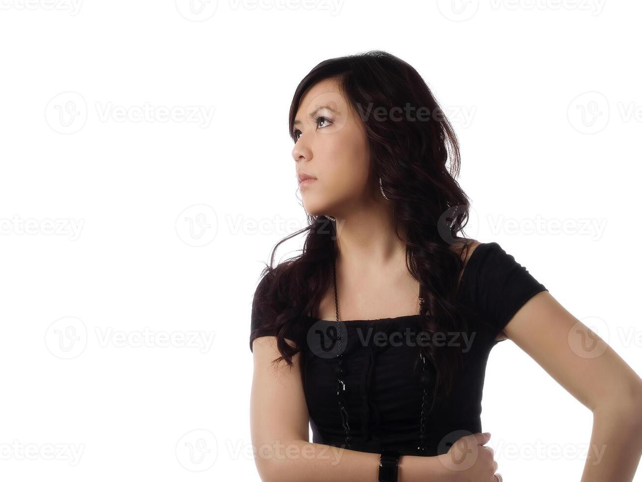 ung asiatisk amerikan kvinna profil ser till sida foto