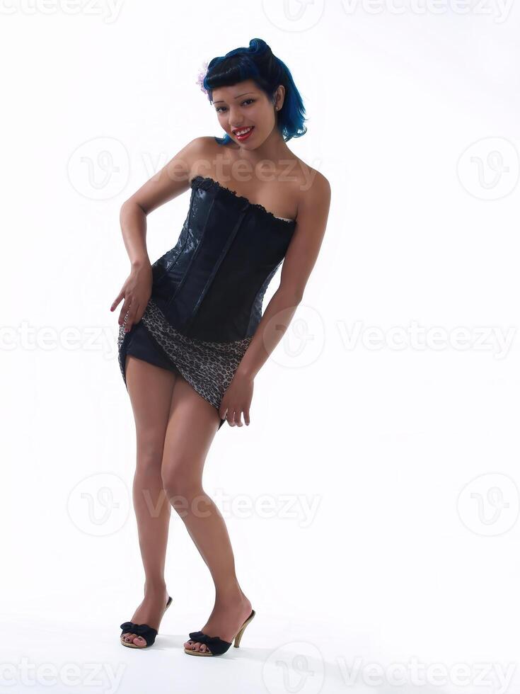 smal attraktiv latinamerikan kvinna stående i svart korsett foto