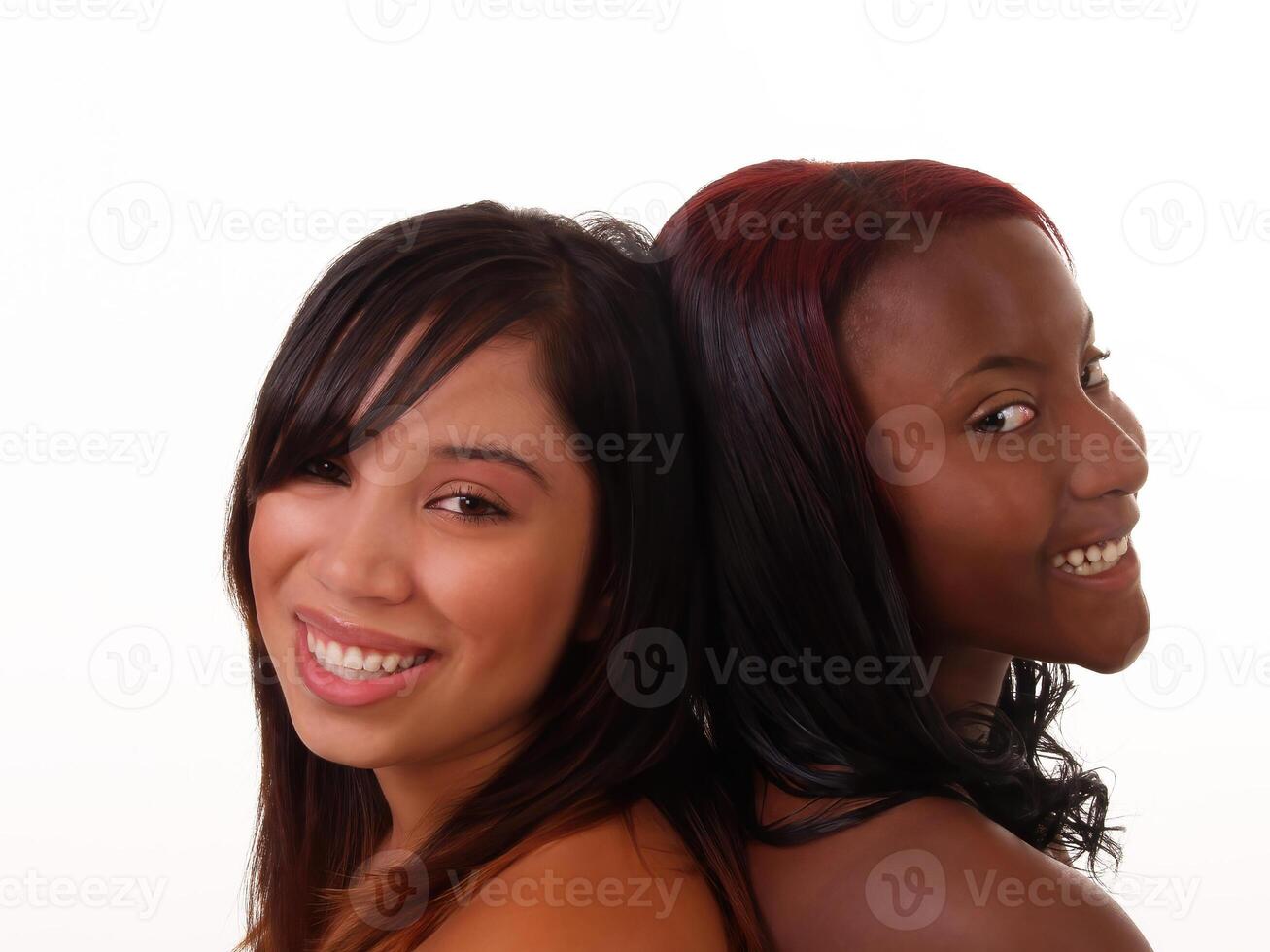 leende afrikansk amerikan och latina tonåring flickor porträtt foto