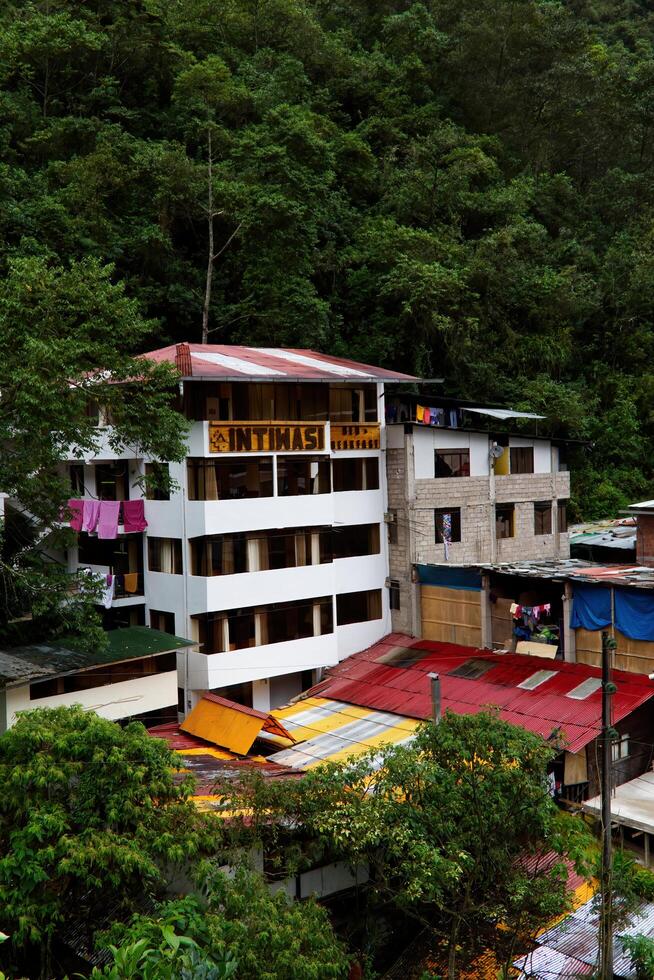 aguor calientes, peru, 2015 - byggnader och träd tenn tak och presenningar söder Amerika foto