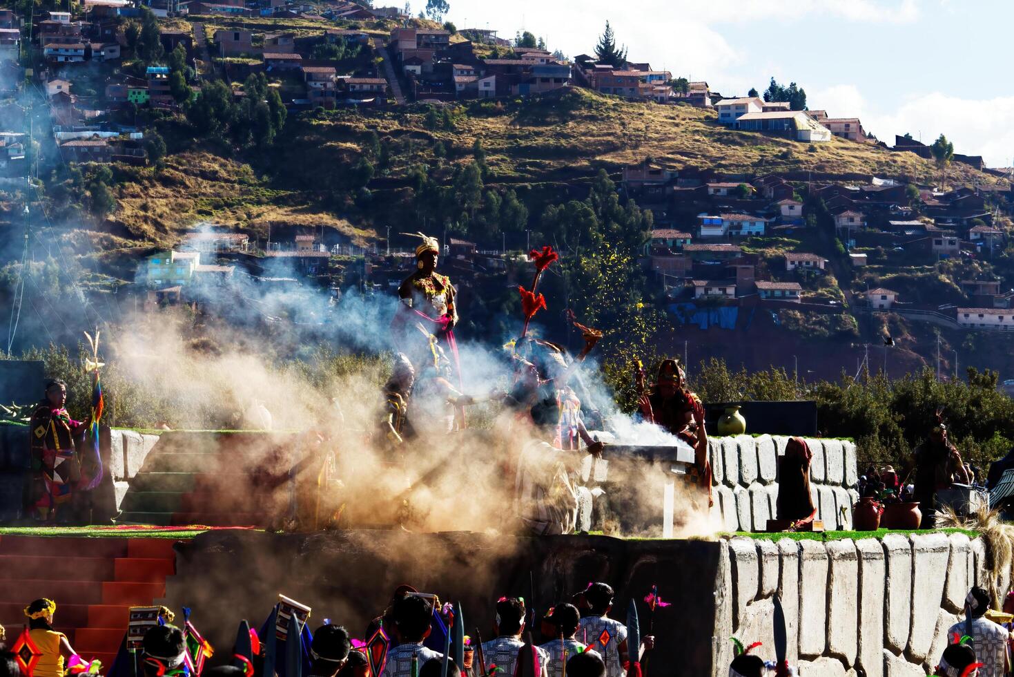 cusco, peru, 2015 - inti raymi festival söder Amerika rök stigande foto