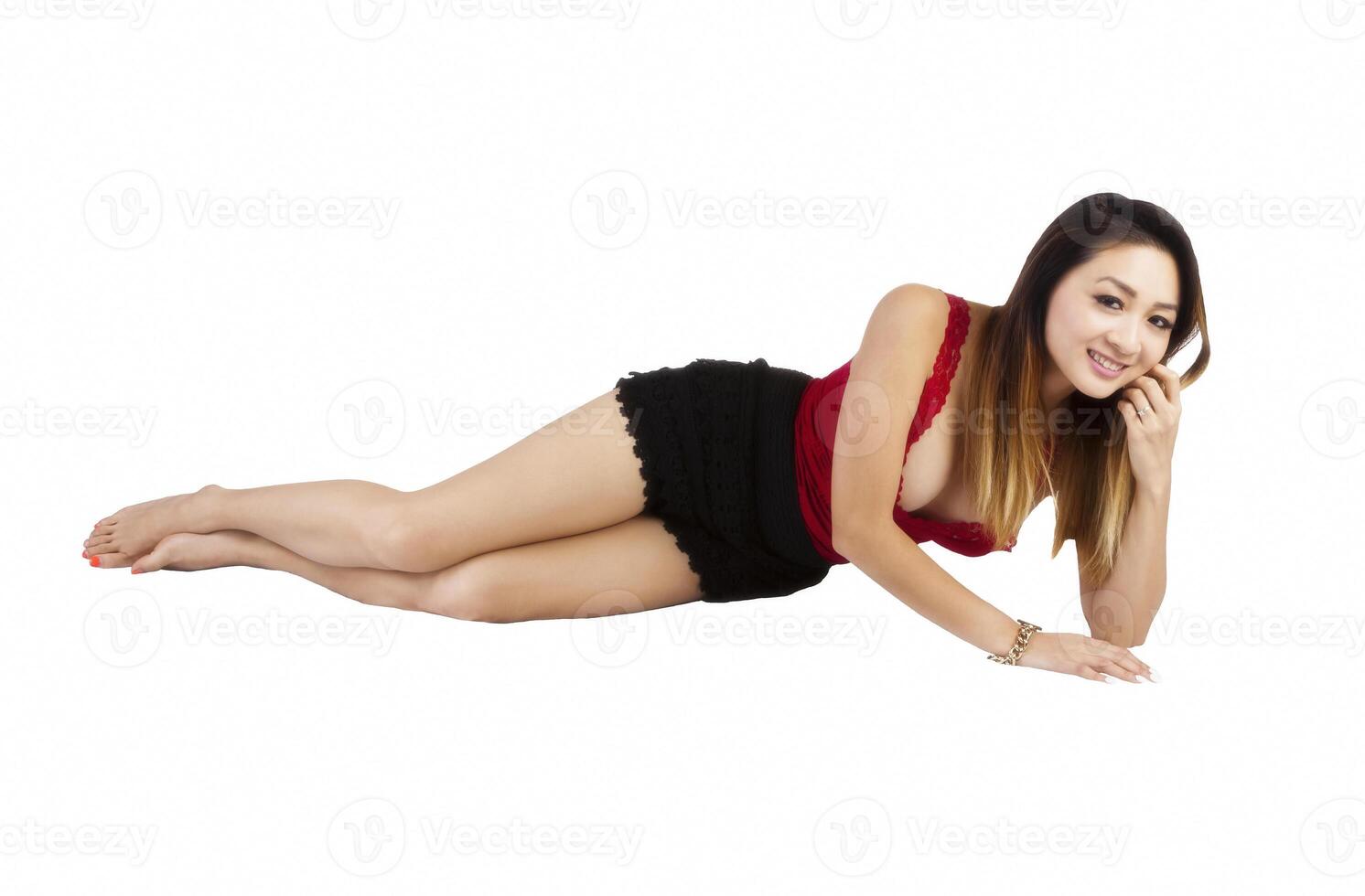 asiatisk amerikan kvinna röd topp svart shorts foto