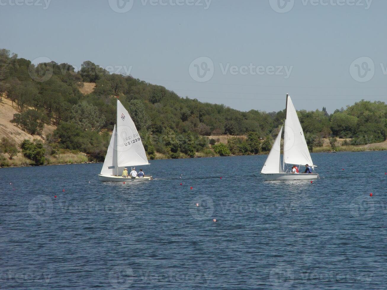 folsom, ca, 2003 - segelbåtar segling på sjö nordlig kalifornien foto