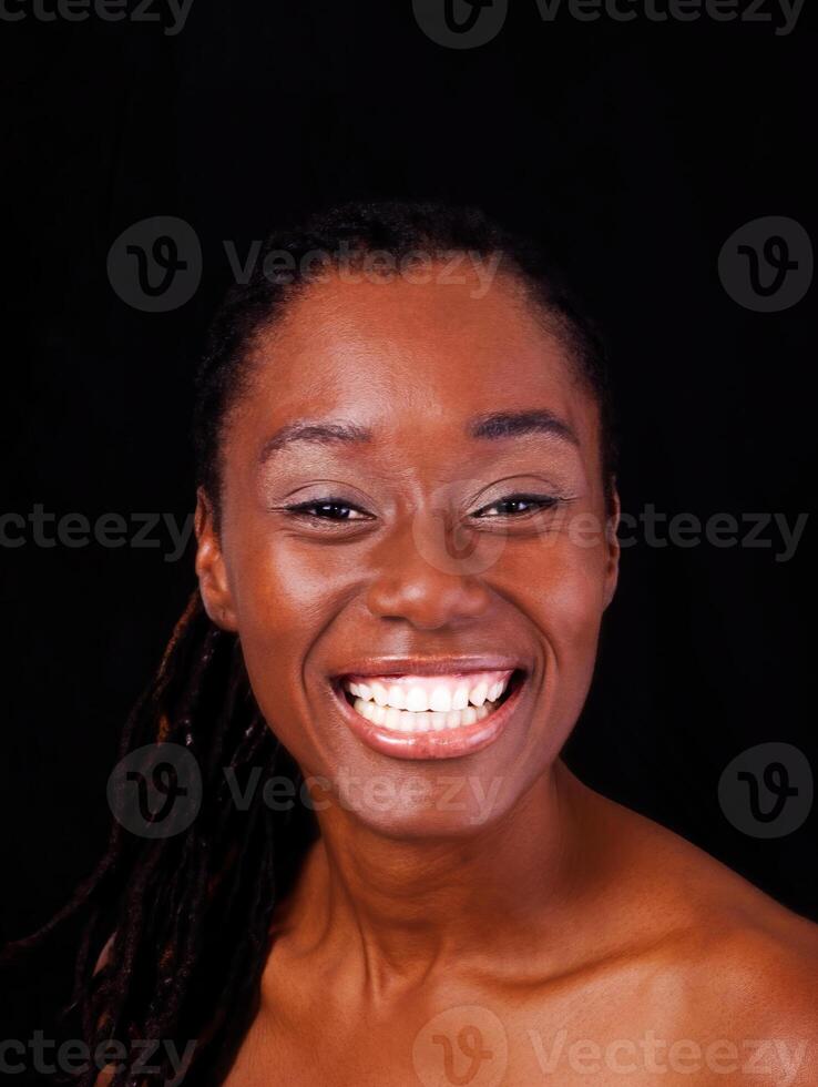 stor leende bar skall porträtt afrikansk amerikan kvinna på svart foto