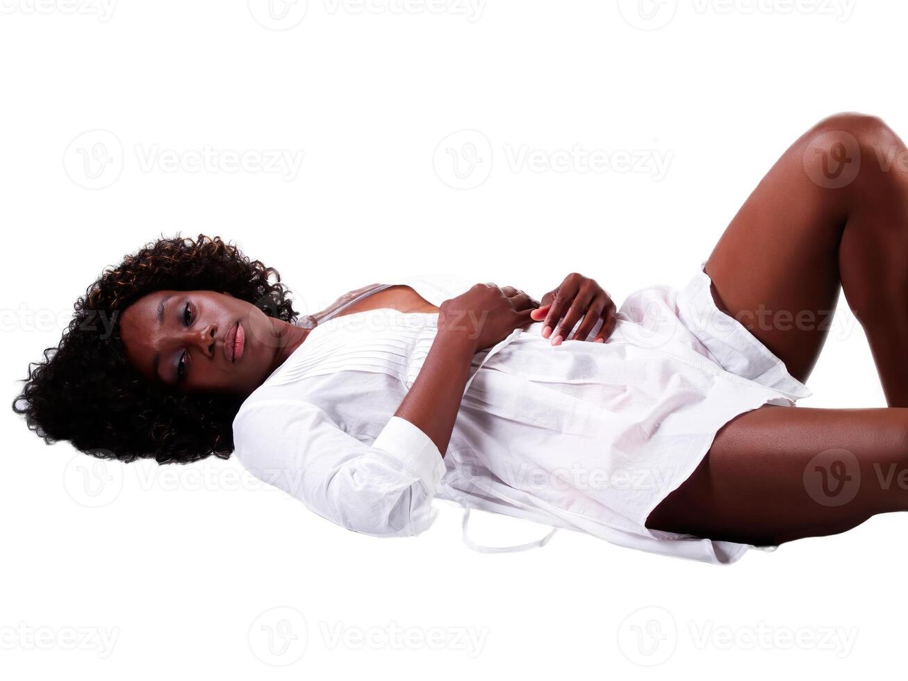 afrikansk amerikan kvinna liggande på tillbaka i vit skjorta foto