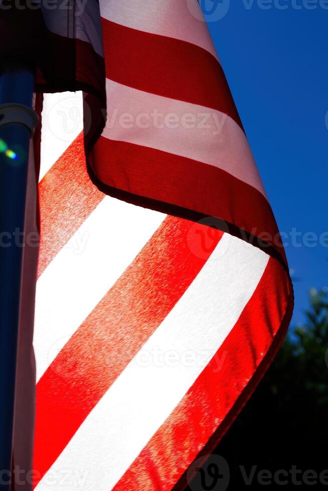 solljus lysande genom förenas stater flagga röd och vit rand foto