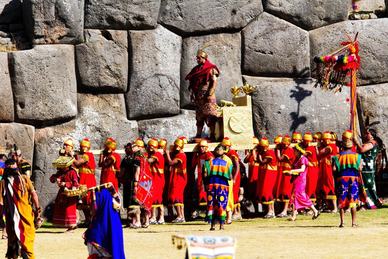 cusco, peru, 2015 - inka kung varelse genom in i inti raymi festival söder Amerika foto