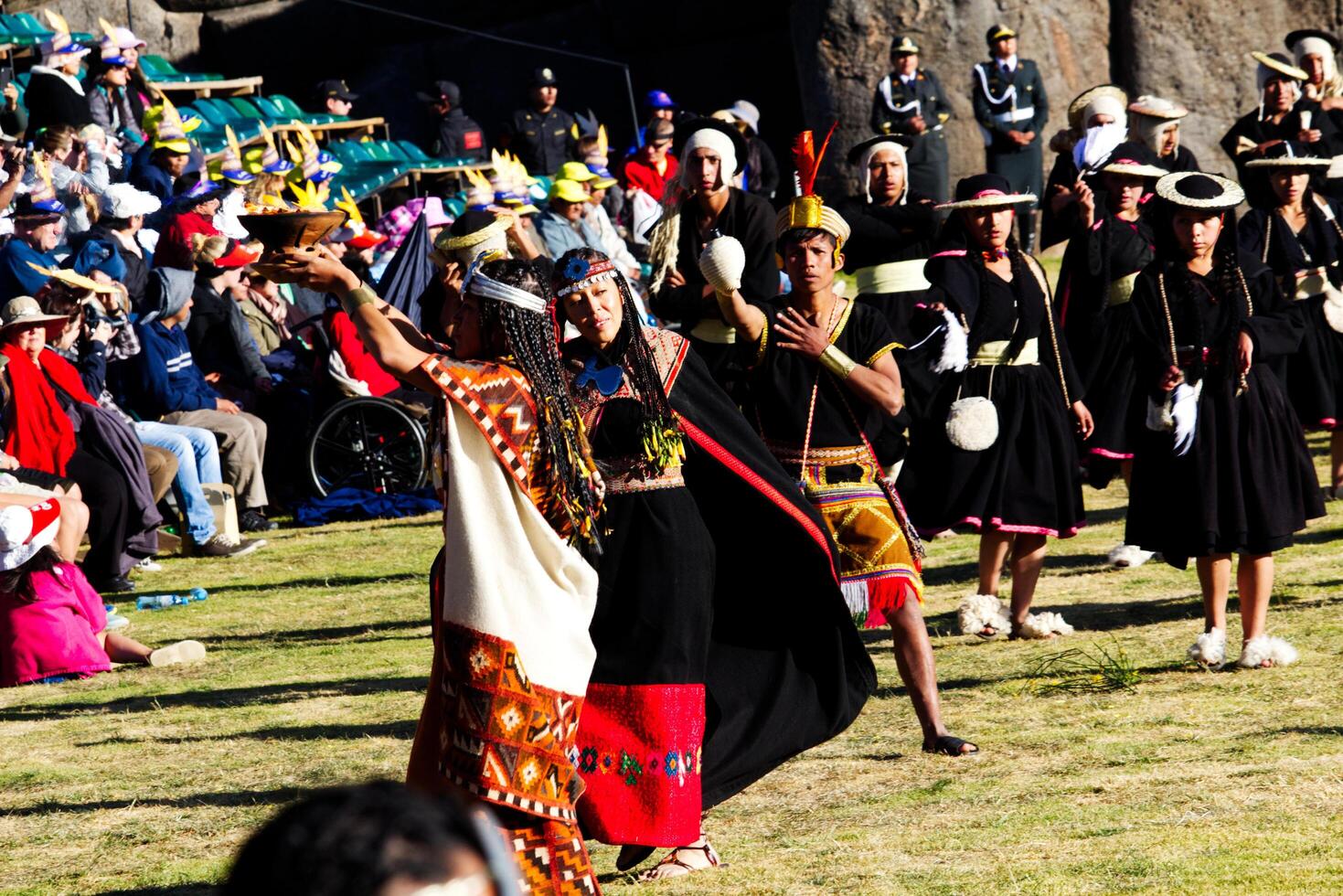 cusco, peru, 2015 - män och kvinnor i traditionell kostym inti raymi festival söder Amerika foto