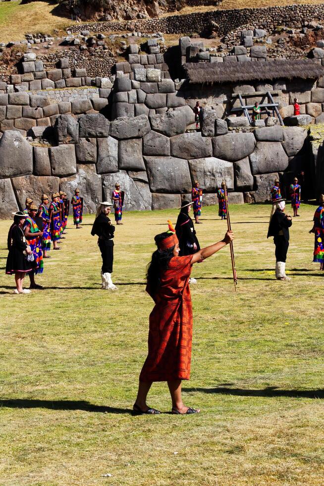 cusco, peru, 2015 - män och kvinnor i traditionell kostym för inti raymi festival söder Amerika foto