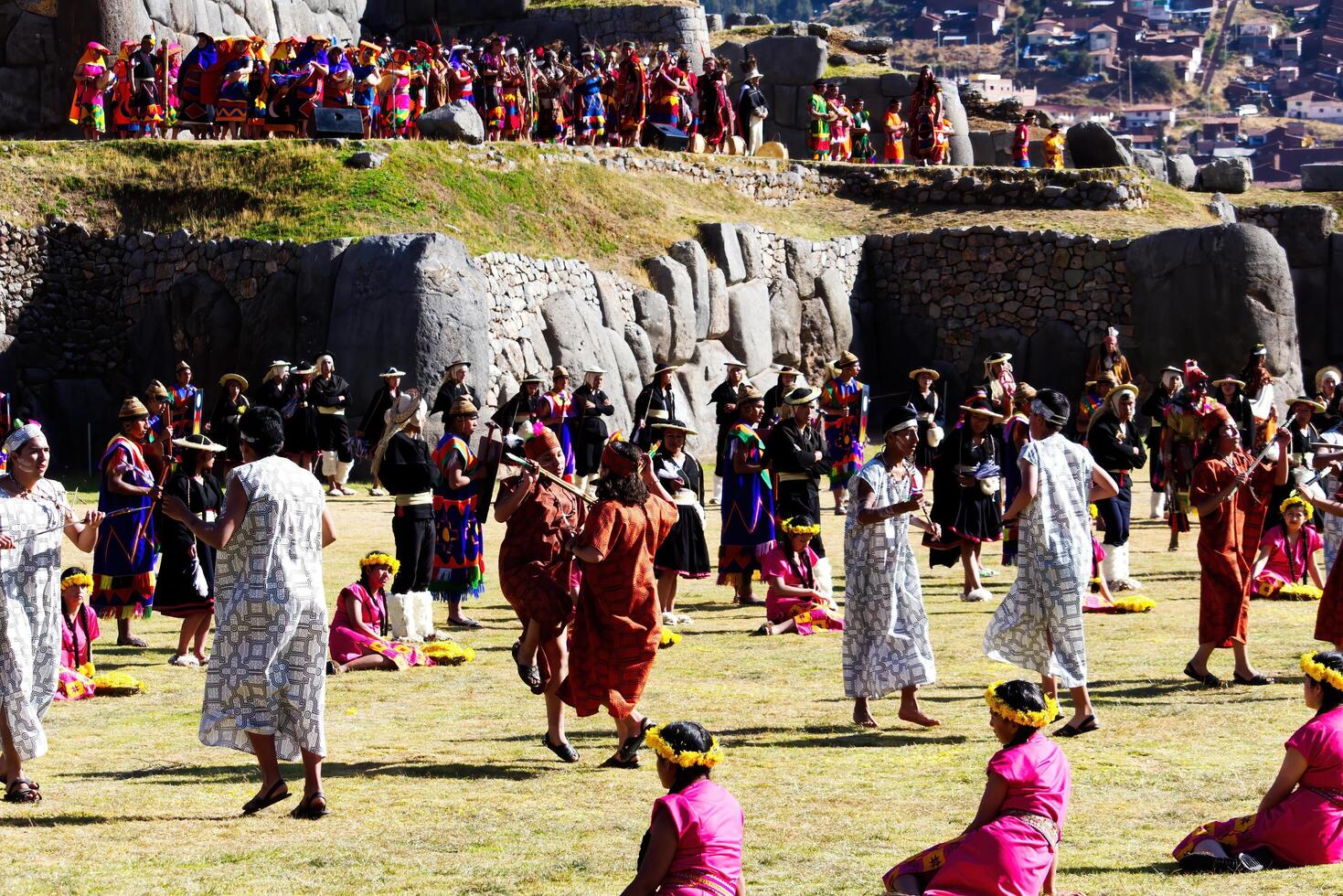 cusco, peru, 2015 - inti raymi festival söder Amerika män och kvinnor dans i kostym foto