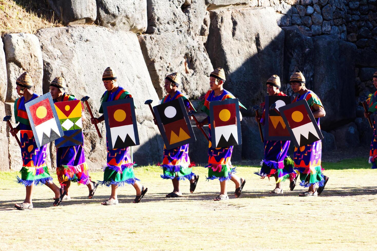 cusco, peru, 2015 - män i färgrik traditionell kostym inti raymi festival söder Amerika foto