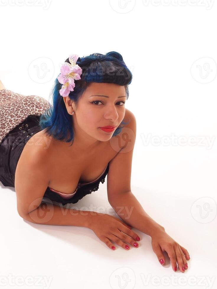 attraktiv latinamerikan kvinna liggande på mage bar axel foto