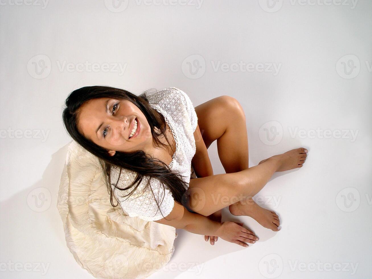 caucasian kvinna Sammanträde på golv i klänning från ovan foto