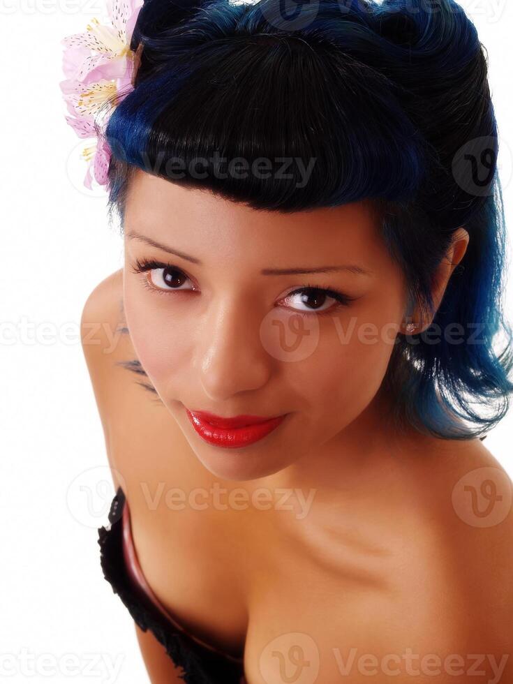 porträtt ung latina kvinna från ovan bar axlar foto