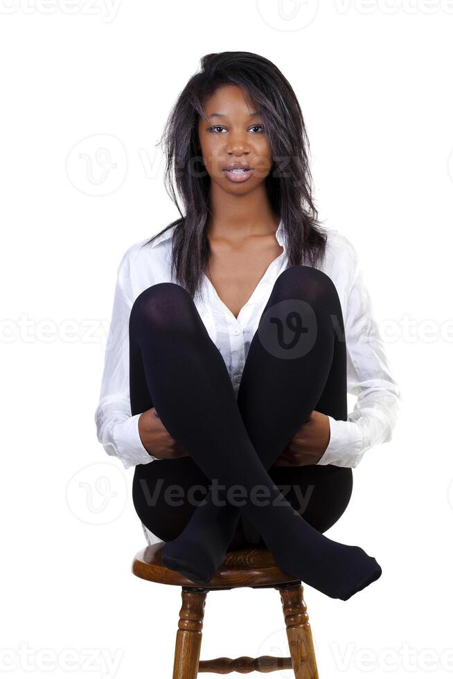 ung afrikansk amerikan kvinna strumpor skjorta pall foto
