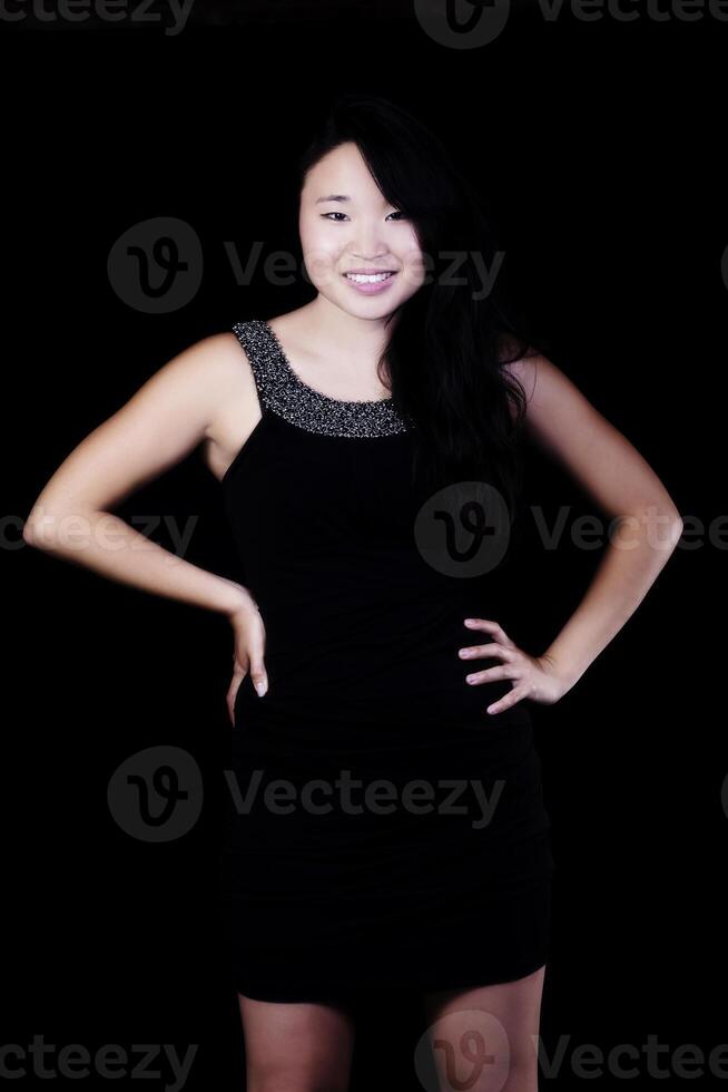 attraktiv ung japansk amerikan kvinna stående i svart klänning foto