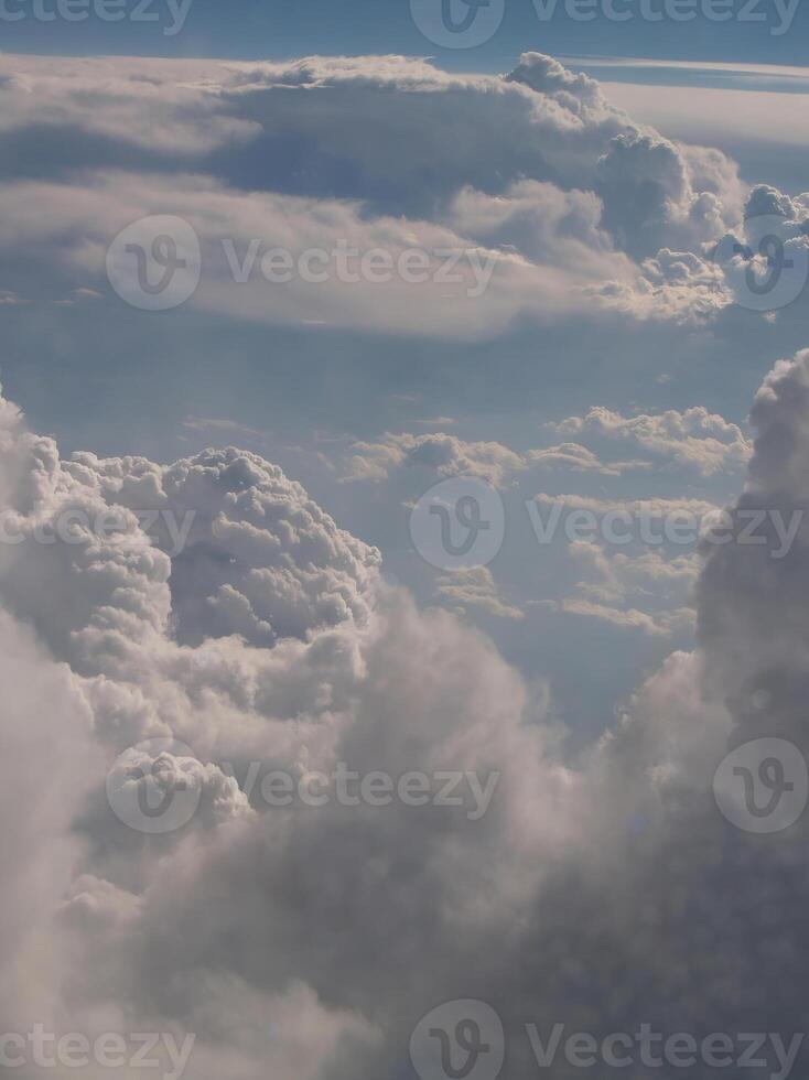 vit fluffig moln i blå himmel från flygplan foto