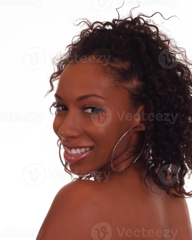 afrikansk amerikan kvinna bar axel porträtt vit bakgrund foto
