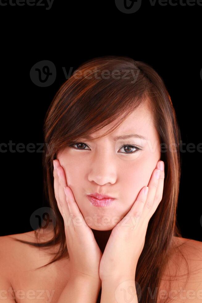 ung asiatisk amerikan tonåring flicka framställning en ansikte foto