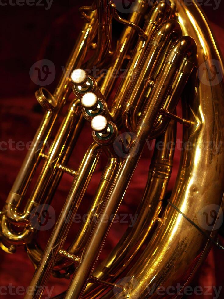 tajt skott av tre nycklar på tuba mässing instrument foto