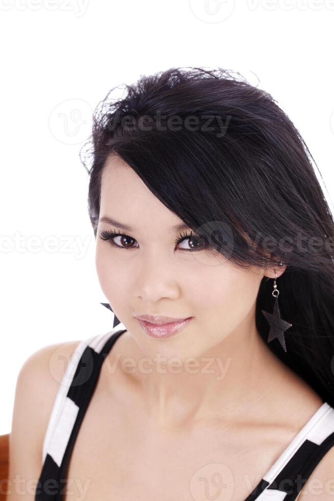 porträtt av ung attraktiv asiatisk amerikan kvinna foto