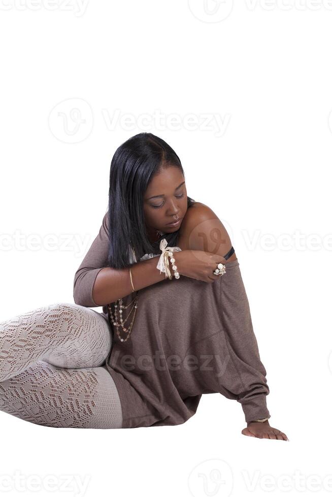 ung afrikansk amerikan kvinna texturerad strumpor Sammanträde foto