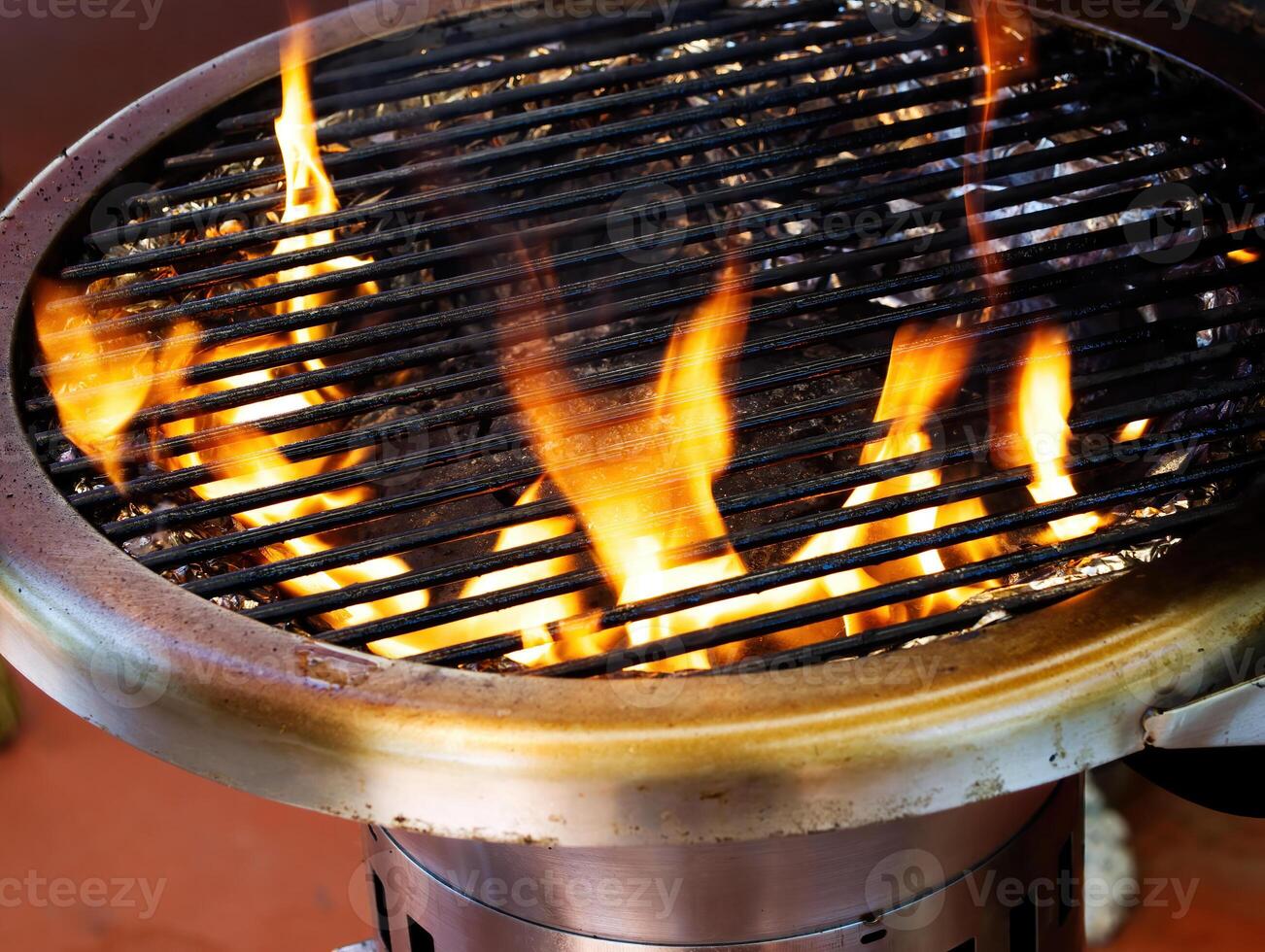 öppen lågor i utegrill grill med aluminium folie foder foto