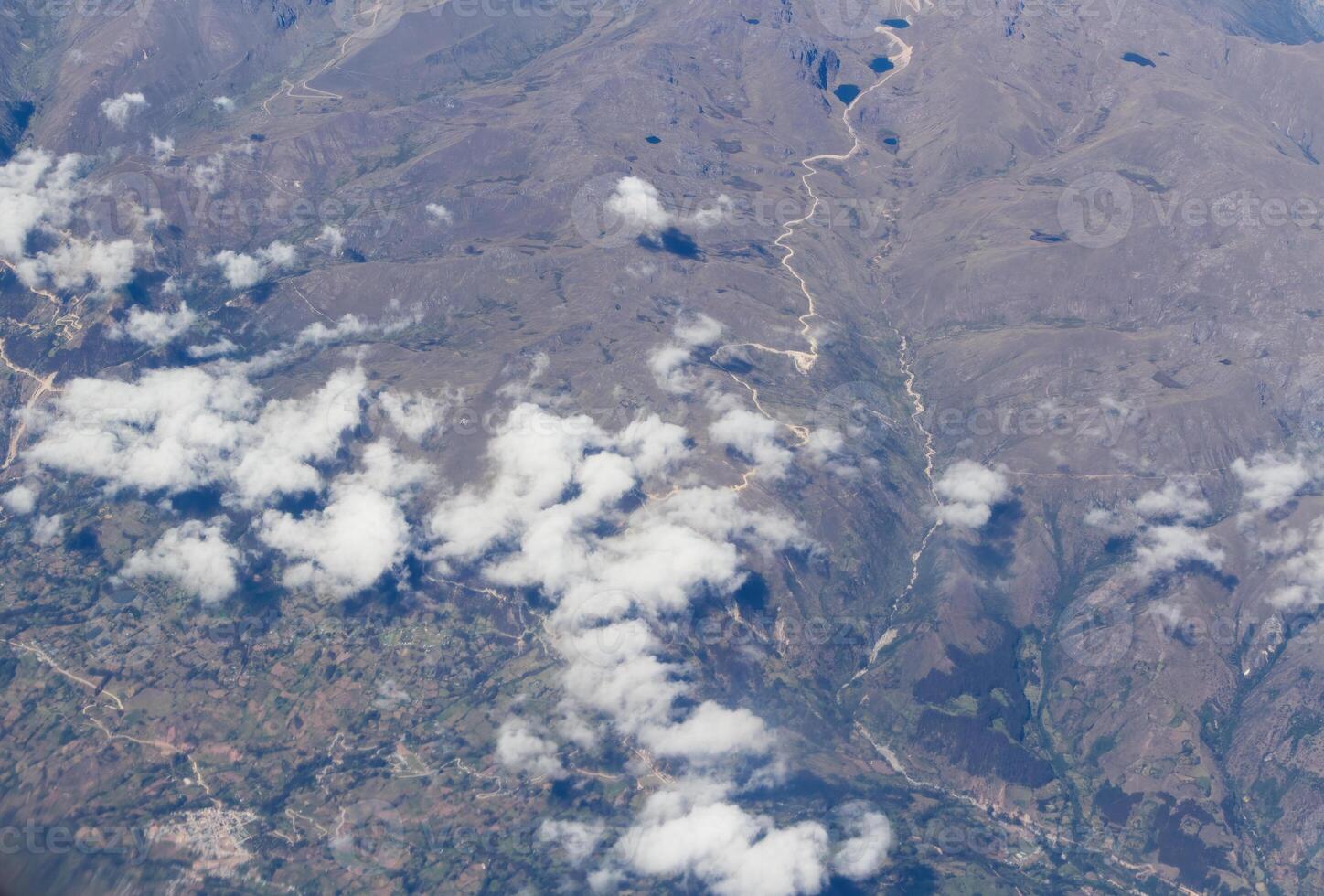 antenn se av låg moln över bergen peru söder Amerika foto