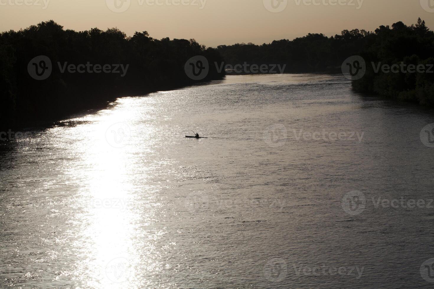 ensam kajak på flod tidigt morgon- silhuett foto