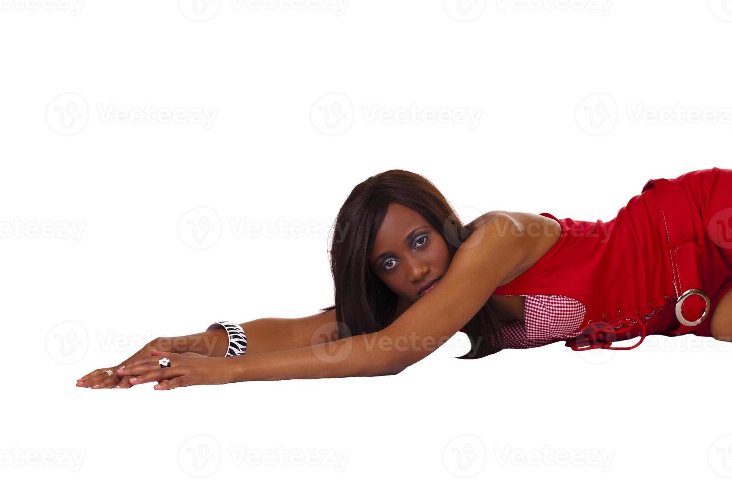 liggande mager afrikansk kvinna kvinna röd utrusta foto
