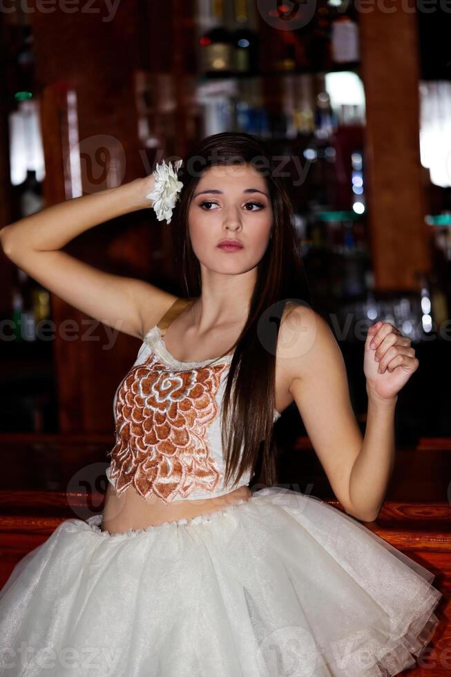 ung caucasian kvinna stående inomhus i dansa utrusta foto