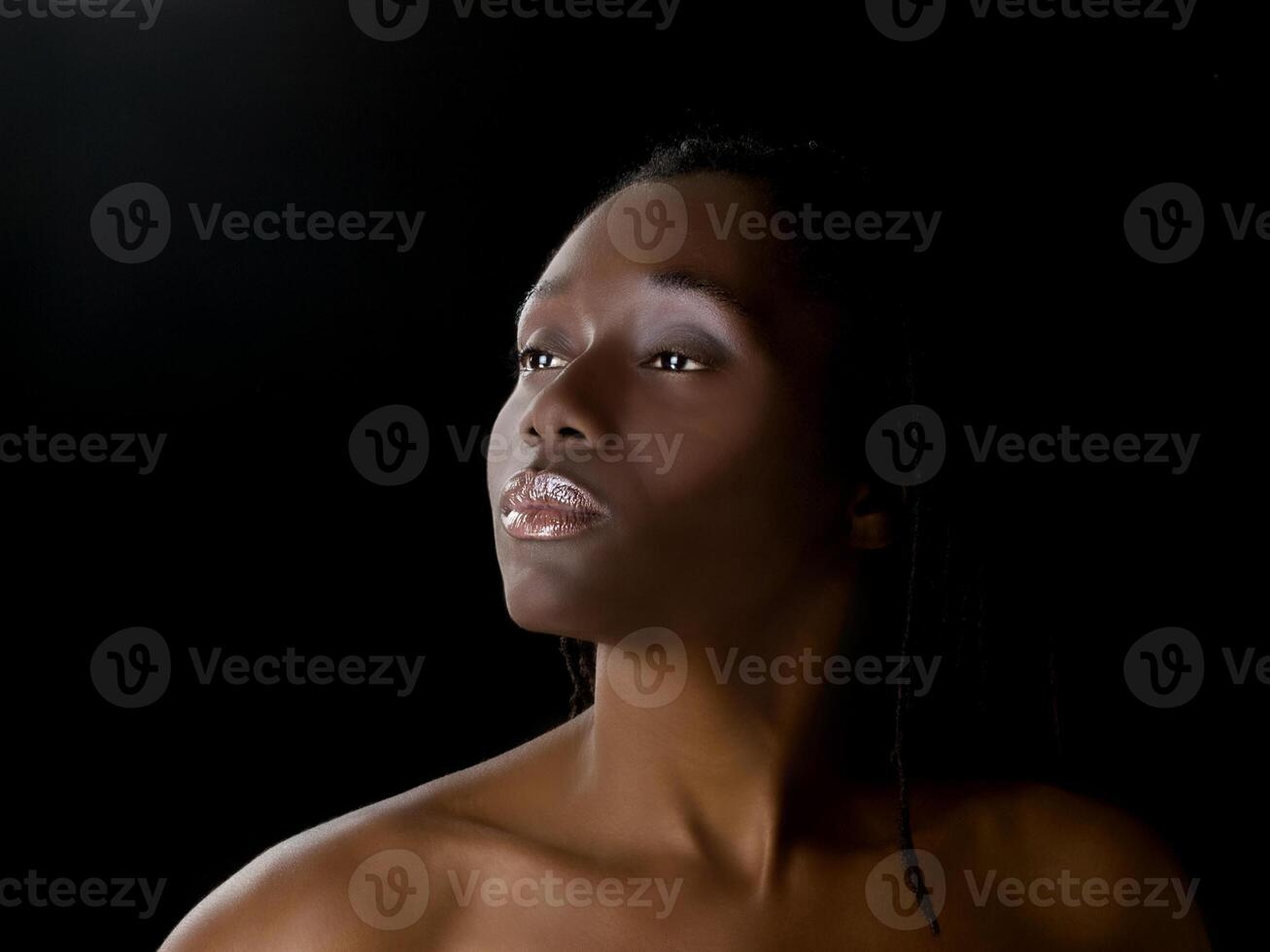 porträtt av afrikansk amerikan kvinna på mörk bakgrund foto