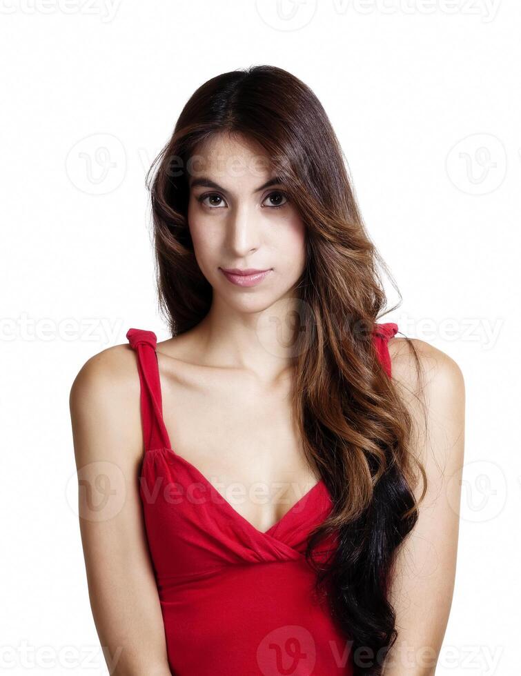 porträtt mager latina kvinna röd topp klyvning foto