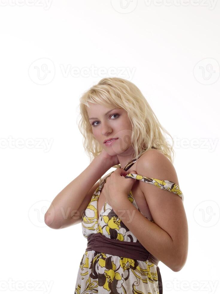 ung blond tonåring i sommar klänning foto