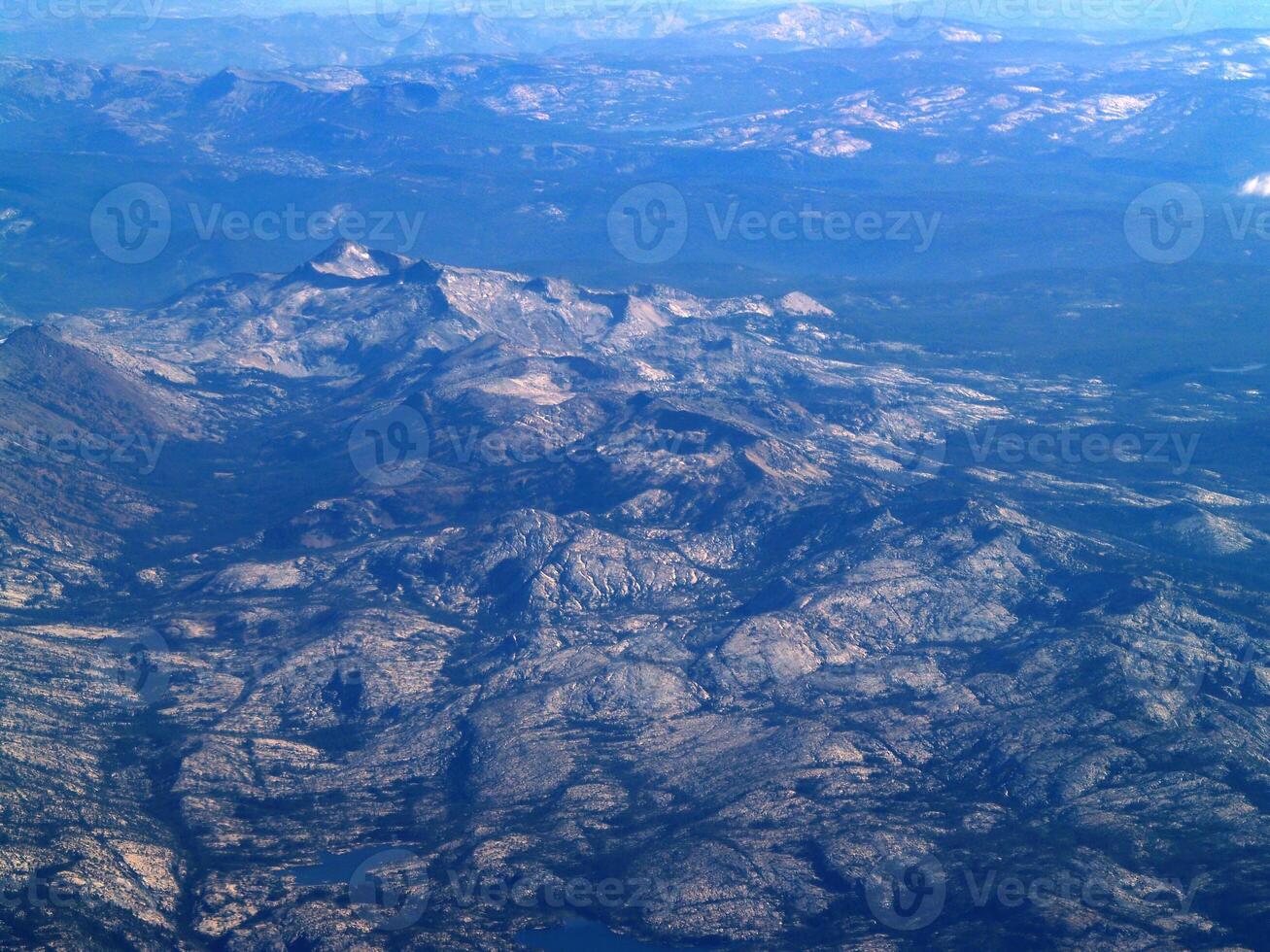 antenn bild av bergen med massor av utsatt stenar foto