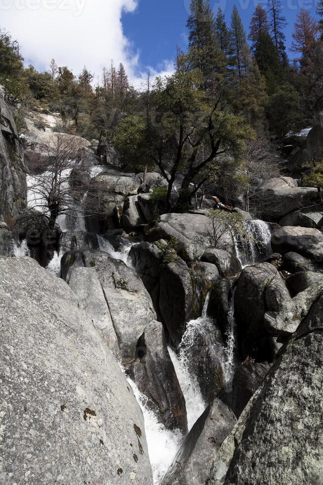 vatten cascading ner över granit stenar yosemite nationell parkera foto