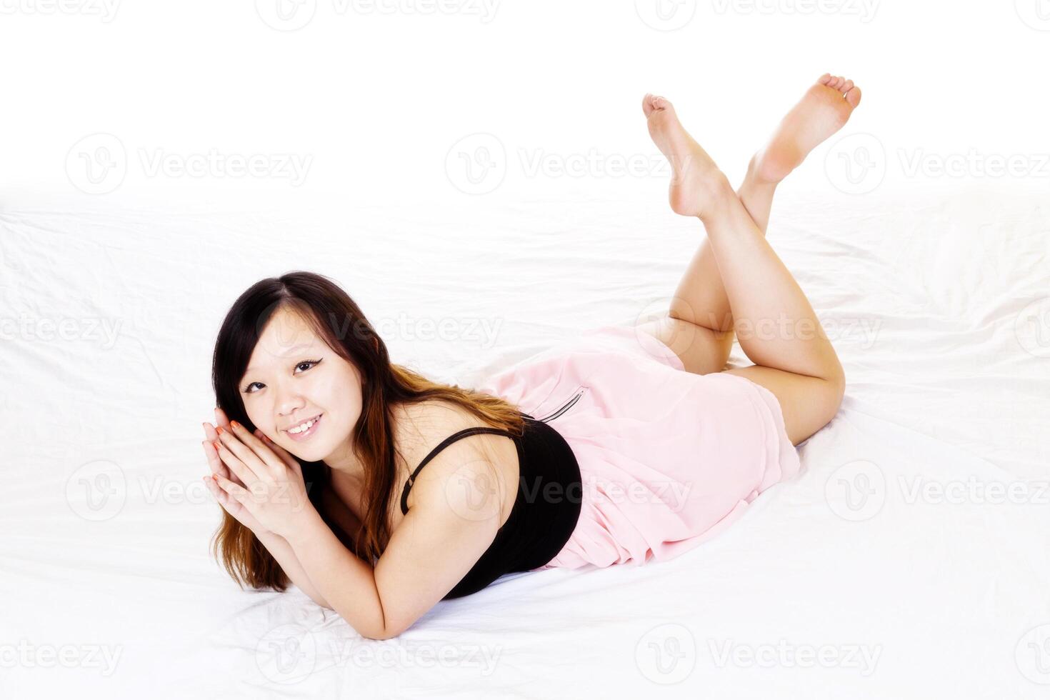 kinesisk kvinna rosa och svart klänning leende foto