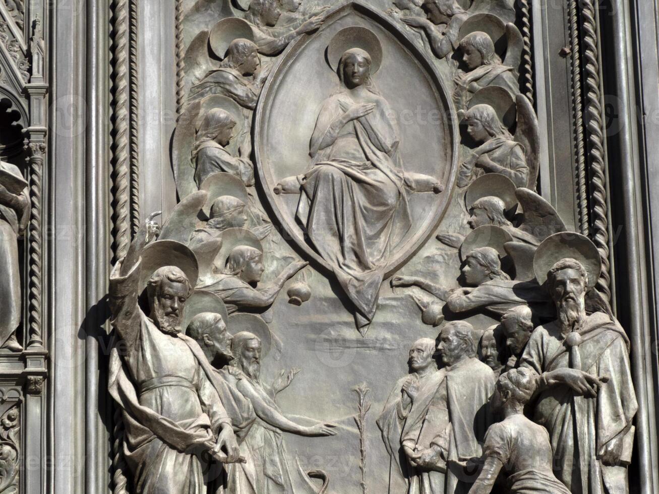 florens katedral santa maria dei fiori Italien - detalj av skulptur av dörr foto