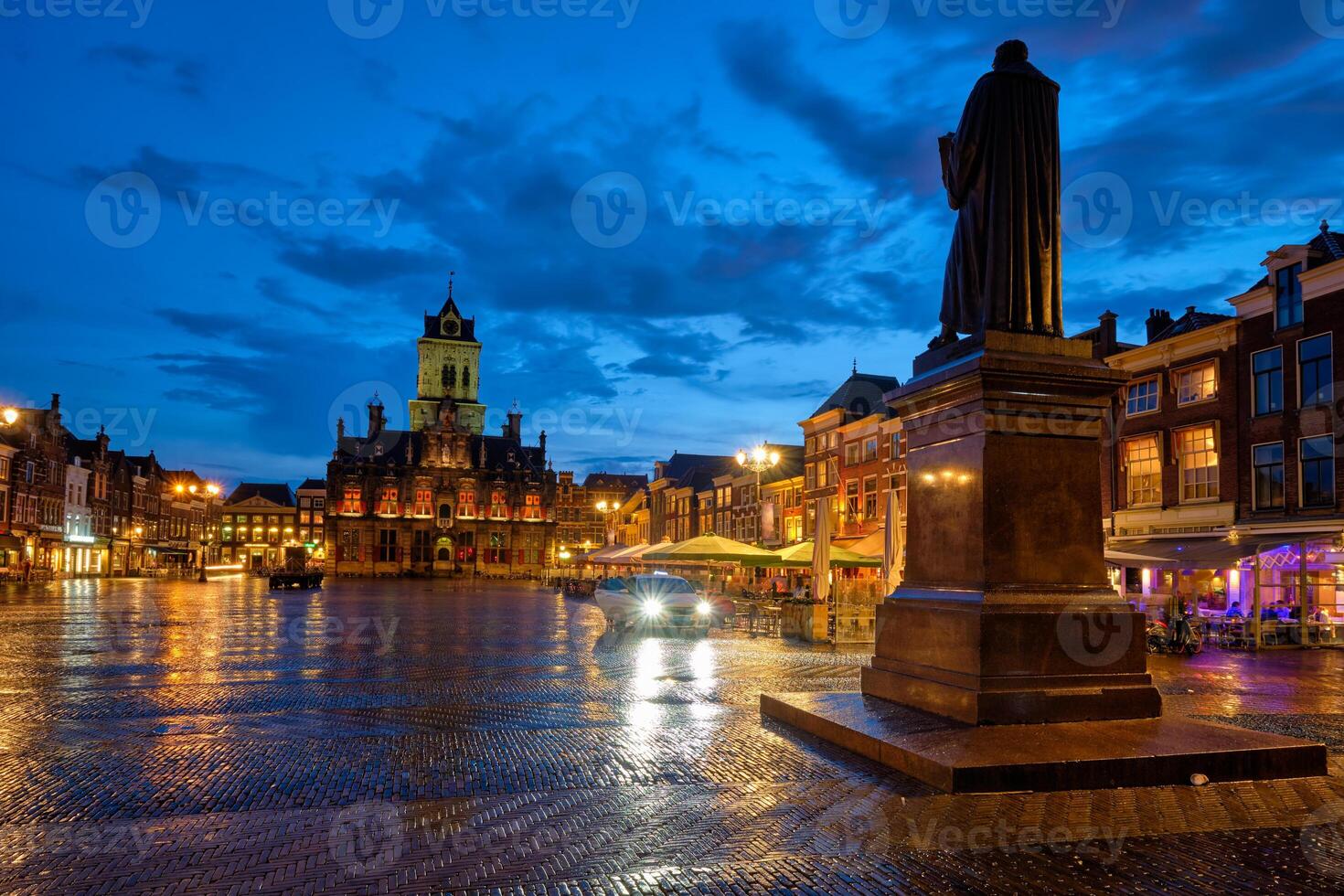 delft marknadsföra fyrkant markt i de kväll. delft, nederländerna foto