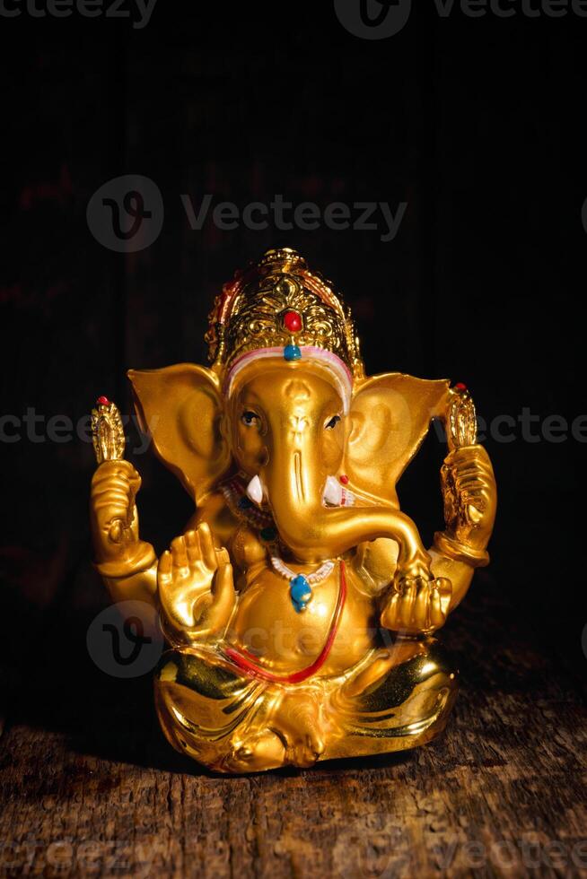 ganesha staty på vit foto