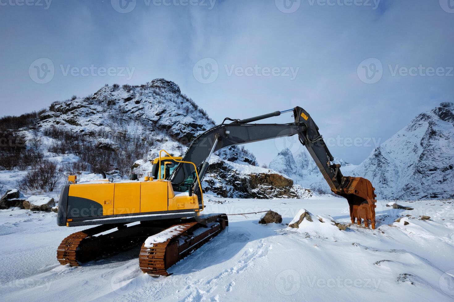 gammal grävmaskin i vinter- foto