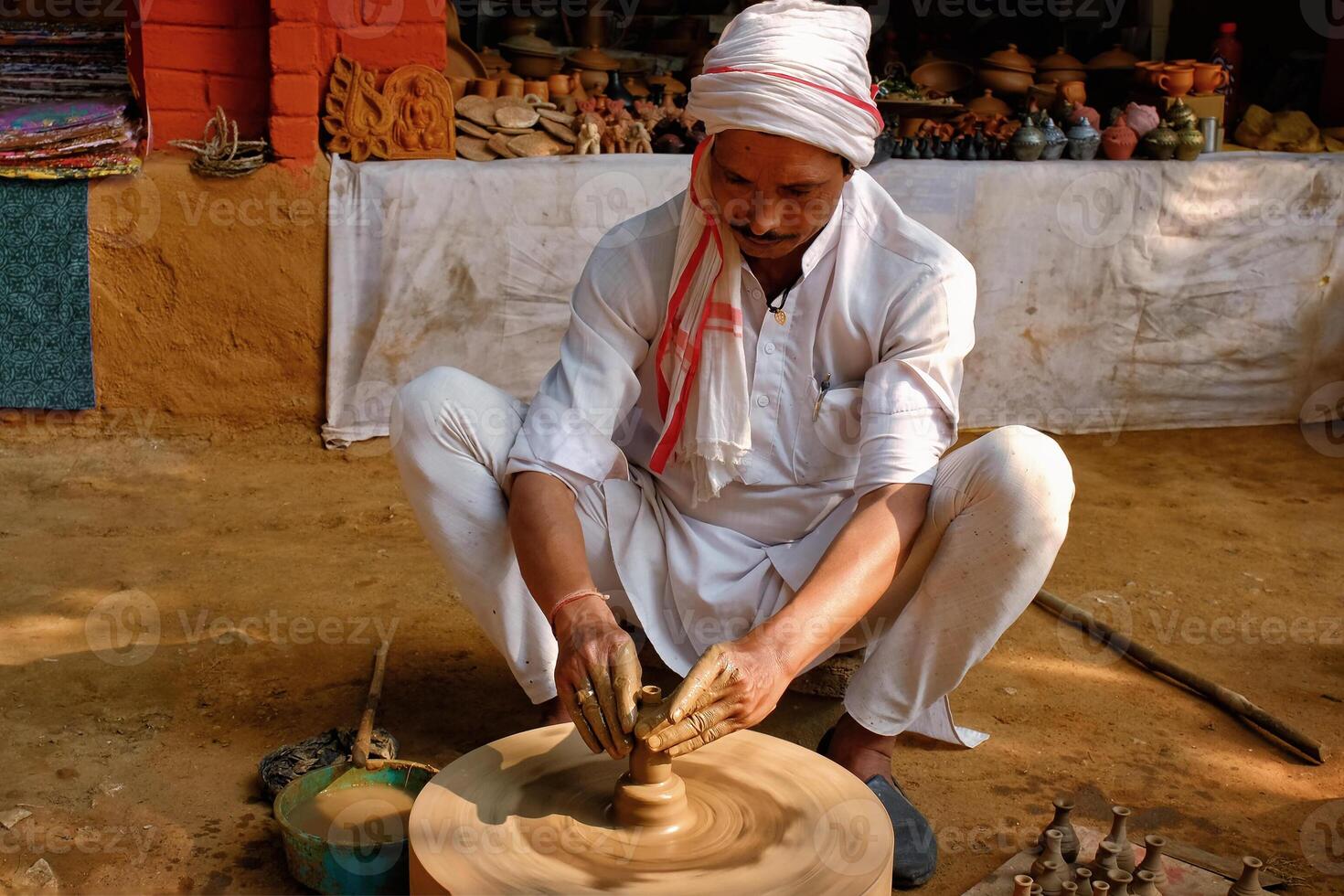 indisk krukmakare på arbete, shilpagram, udaipur, rajasthan, Indien foto